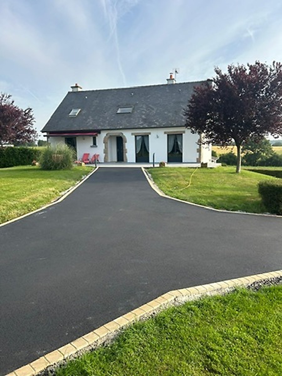 Allée enrobée maison campagne