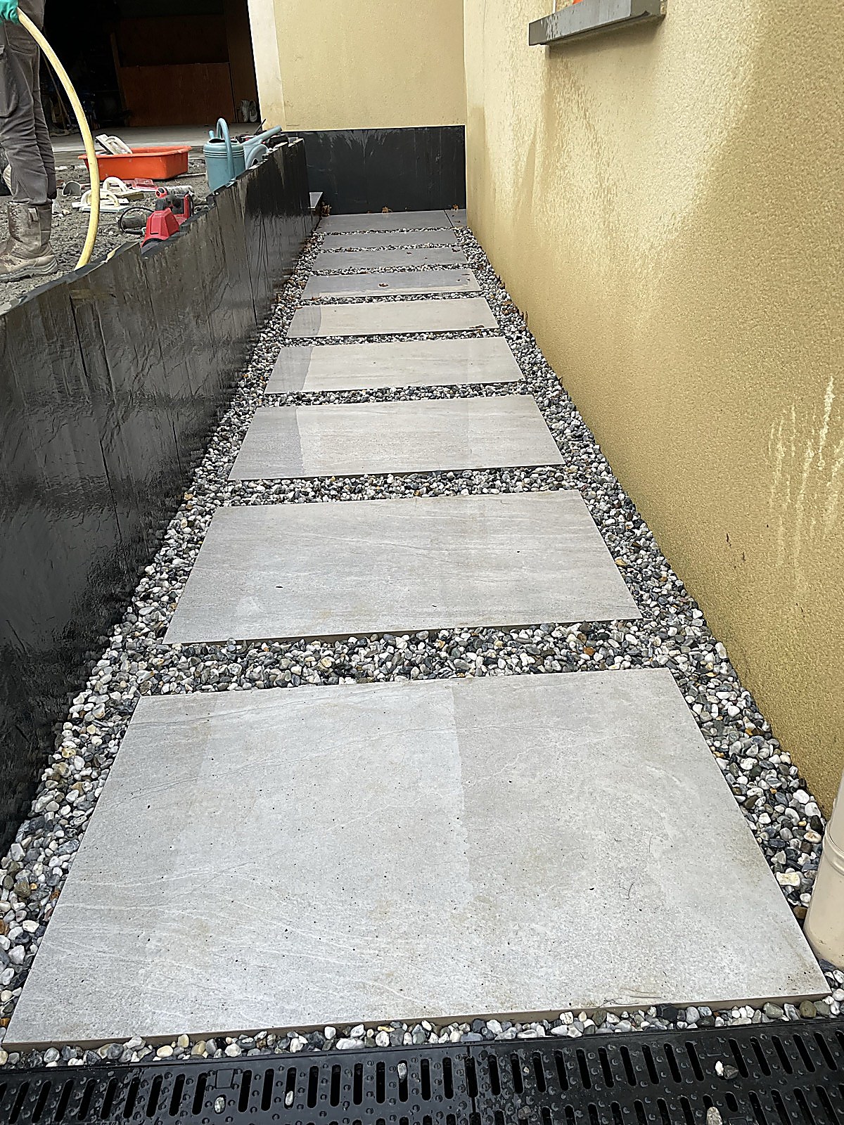 Dalles béton joints gravier
