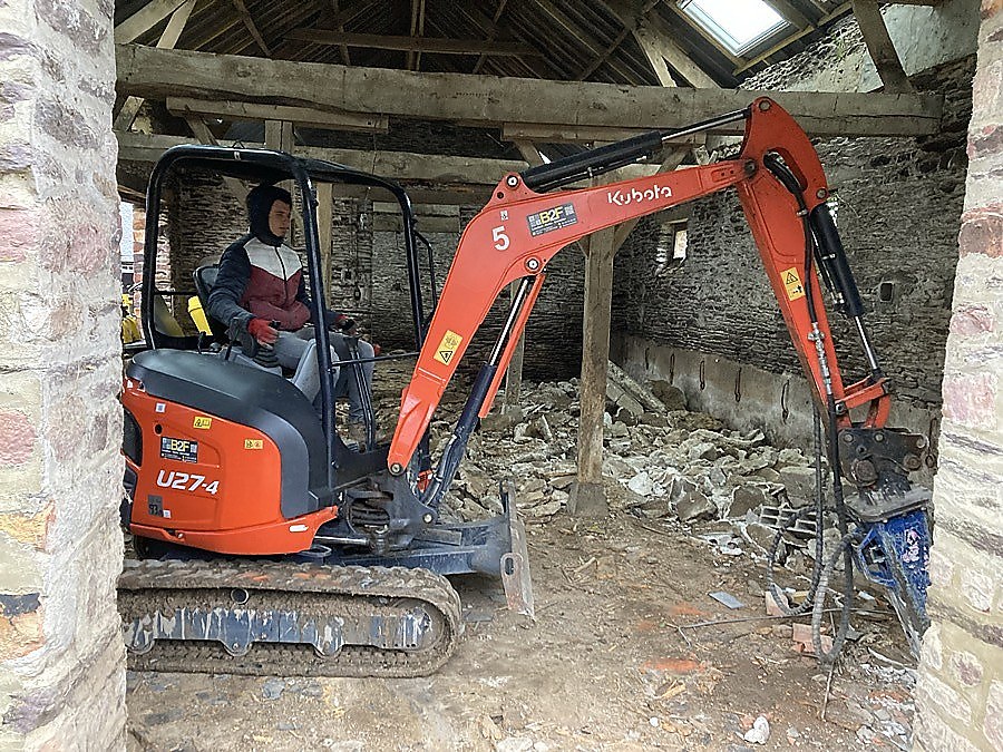 Kubota U27 démolition hangar