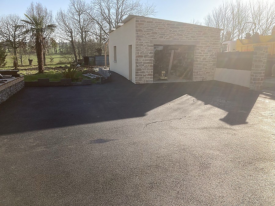 Parking enrobé maison pierre palmier
