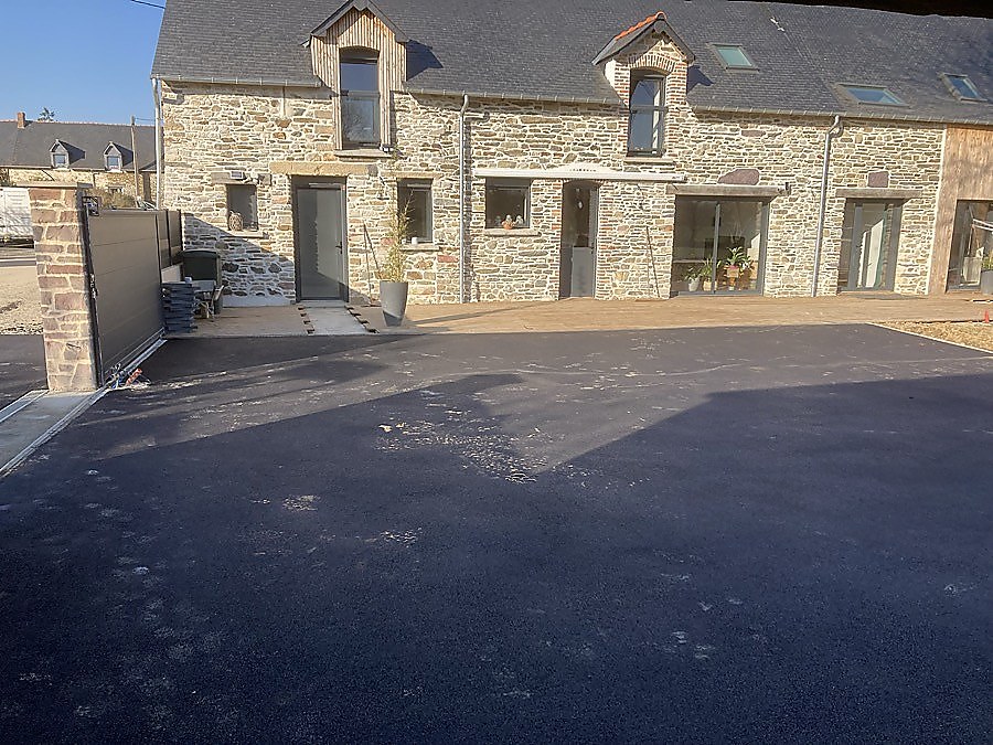 Parking enrobé portail coulissant anthracite